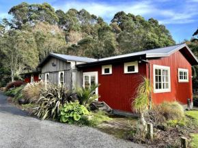 Oakura Pond Cottage - A unique kiwi holiday Bach